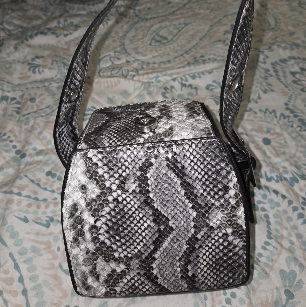 Snakeskin Patterned Handbag - Picture 2 of 3